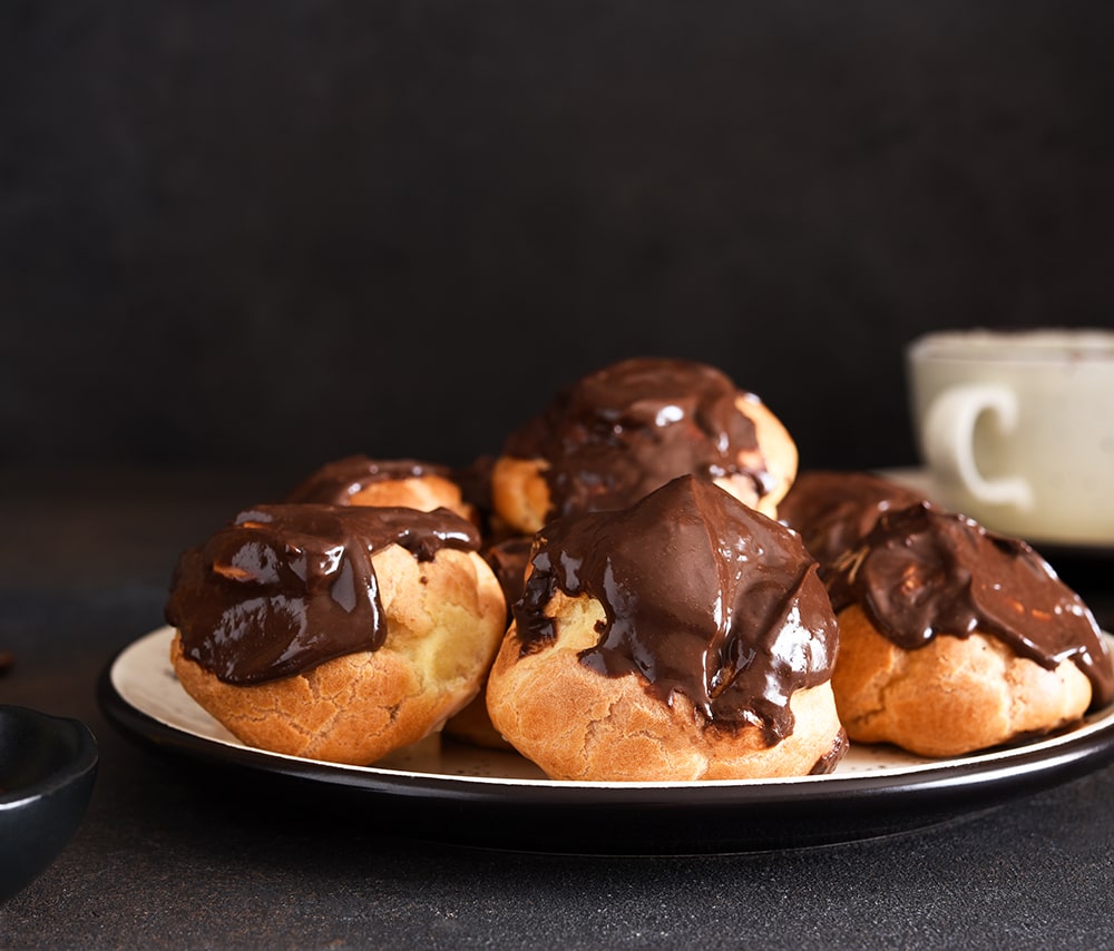 Μπουκίτσες με Καταΐφι και Ζύμη Κουρού Γεμιστές με Σοκολατένια Δαμάσκηνα